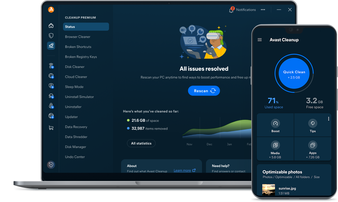 Ноутбук и сотовый телефон с демонстрацией Avast Cleanup